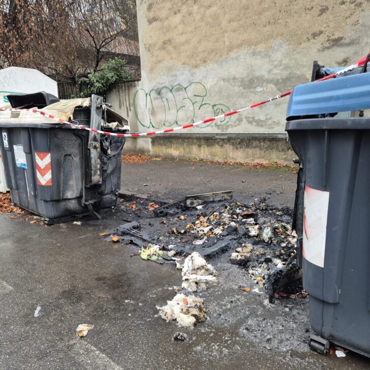 Nella notte diversi cassonetti in fiamme