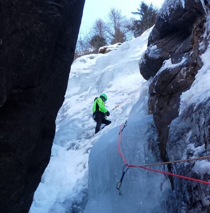Sciatrice bloccata sulla cascata di ghiaccio Bellagarda: recuperata e messa in salvo