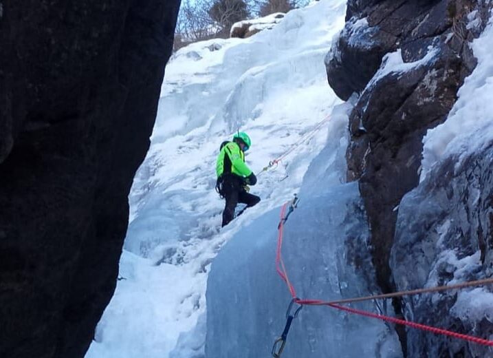Sciatrice bloccata sulla cascata di ghiaccio Bellagarda: recuperata e messa in salvo