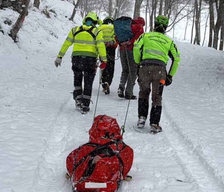 Sospetta frattura femore dopo caduta: interviene soccorso alpino