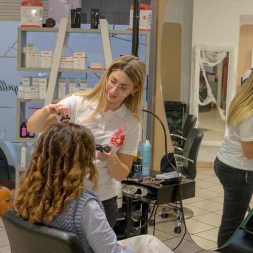 Il gesto solidale della parrucchiera Francesca: taglio di capelli gratis per chi li dona ai ragazzi di Crans-Montana