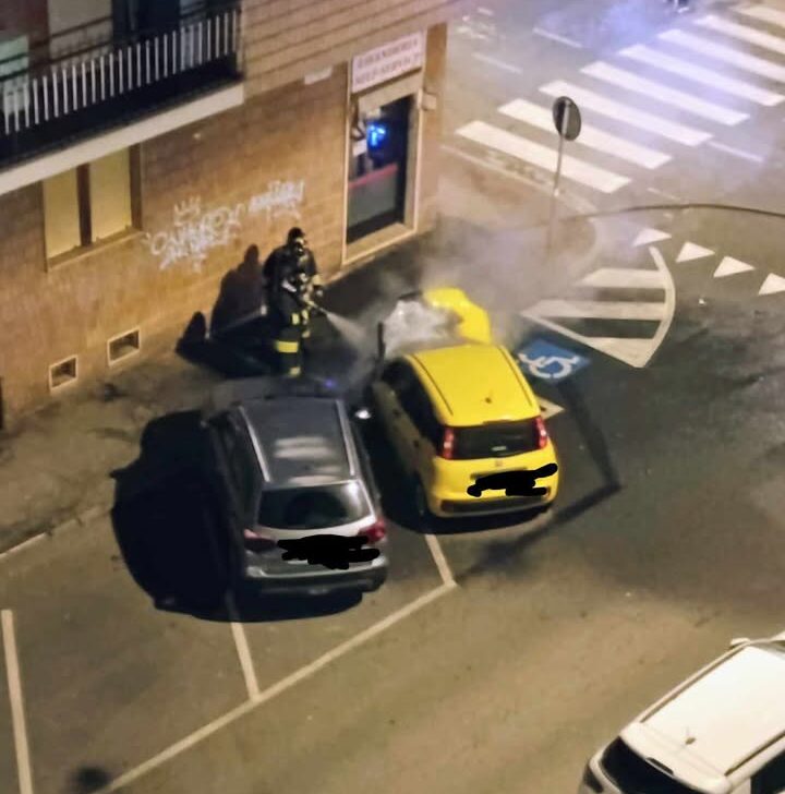 Incendio di un’auto in via Galilei ad Alessandria: fiamme spente dai Vigili del Fuoco