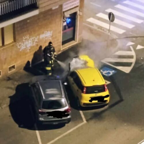 Incendio di un’auto in via Galilei ad Alessandria: fiamme spente dai Vigili del Fuoco
