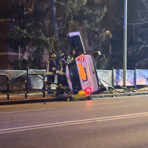 Auto ribaltata sul cavalcavia di viale Brigata Ravenna di Alessandria