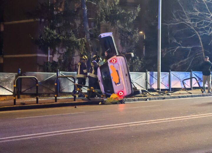 Auto ribaltata sul cavalcavia di viale Brigata Ravenna di Alessandria