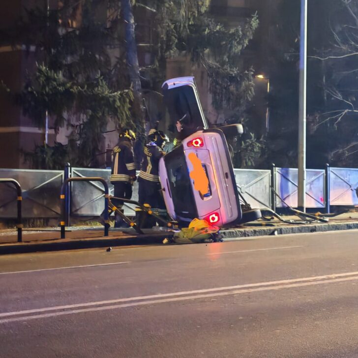 Auto ribaltata sul cavalcavia di viale Brigata Ravenna di Alessandria
