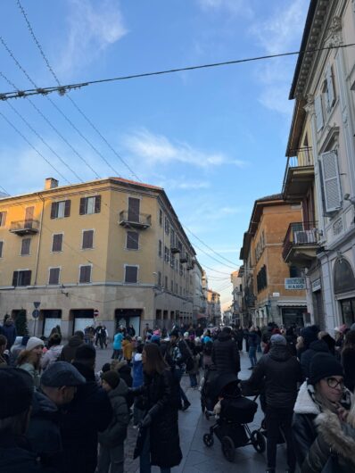 La Befana a Valenza: una giornata di festa in centro con tanti bambini
