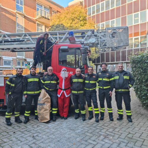 In volo sull’autoscala e tra i reparti a donare sorrisi: la Befana dei Vigili del Fuoco all’Ospedale Infantile
