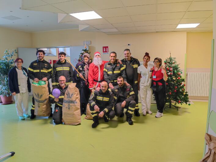 In volo sull’autoscala e tra i reparti a donare sorrisi: la Befana dei Vigili del Fuoco all’Ospedale Infantile