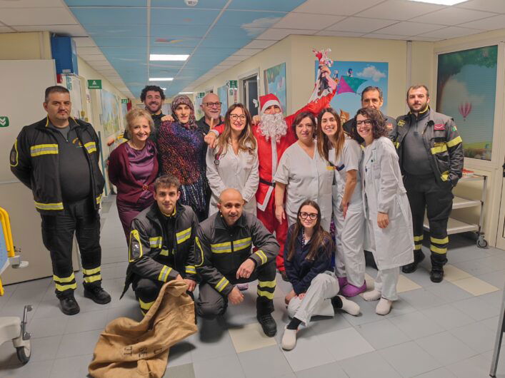 In volo sull’autoscala e tra i reparti a donare sorrisi: la Befana dei Vigili del Fuoco all’Ospedale Infantile