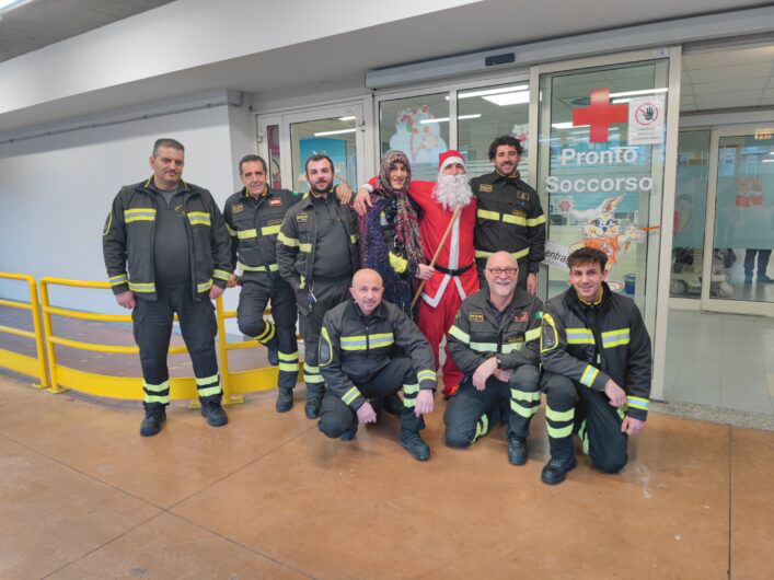 In volo sull’autoscala e tra i reparti a donare sorrisi: la Befana dei Vigili del Fuoco all’Ospedale Infantile