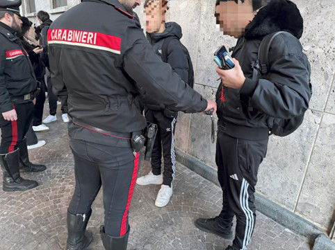 Controlli vicino alle scuole a Pavia per prevenire casi di violenza