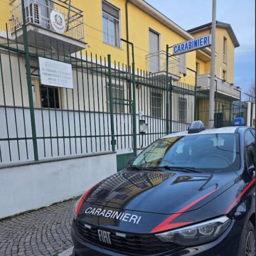 Insulti, maltrattamenti e continue richieste di denaro alla madre anziana. Uomo finisce in carcere