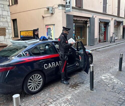 Ruba stecca di sigarette e poi ferisce tabaccaio con un coltello durante la fuga