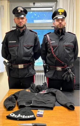 Ruba stecca di sigarette e poi ferisce tabaccaio con un coltello durante la fuga