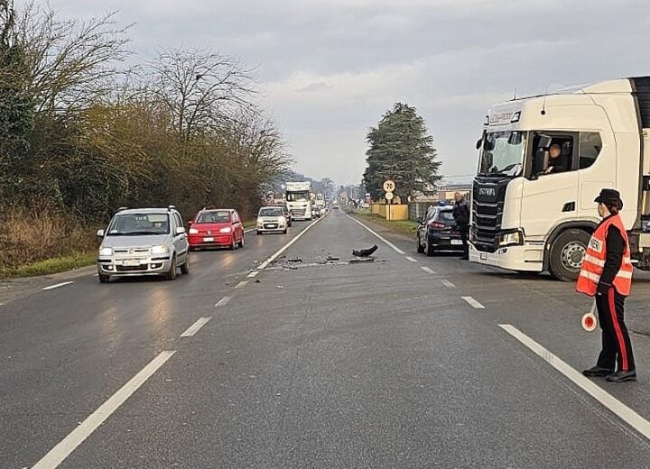 Provoca incidente dopo inversione e poi scappa: Carabinieri individuano pirata della strada