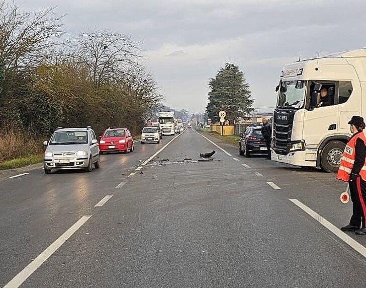 Provoca incidente dopo inversione e poi scappa: Carabinieri individuano pirata della strada