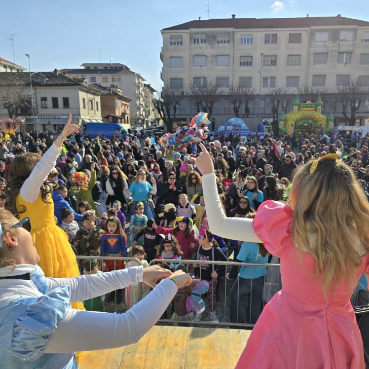 Carnevale Valenza 2026: domenica 8 febbraio sfilata di carri, maschere e festa in piazza