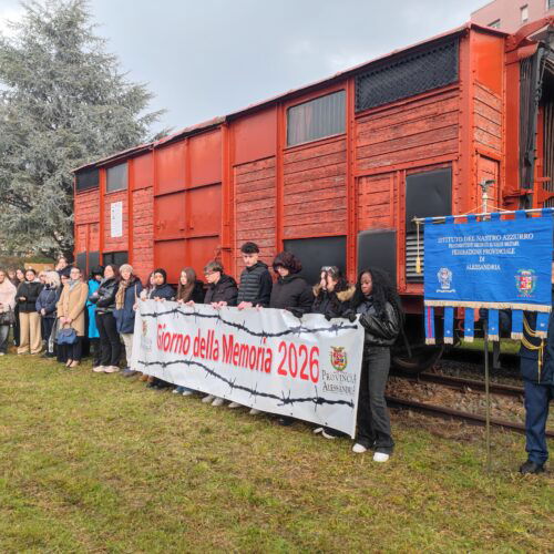 Giorno della Memoria, i giovani davanti al Carro dei Deportati: “Bisogna essere sentinelle sveglie e vigili”