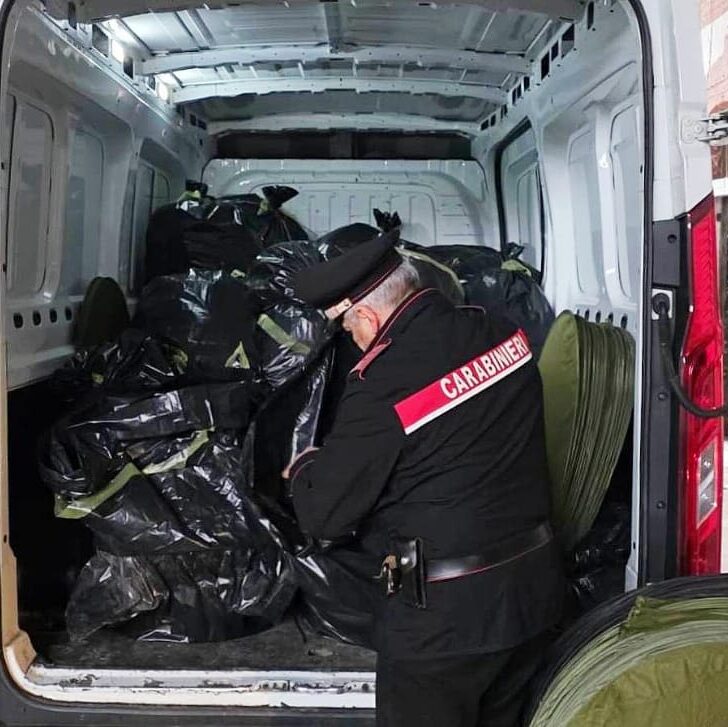 Sovraccarichi e blackout portano i Carabinieri a una “fabbrica dello sballo”: sequestrati 400 chili di marijuana