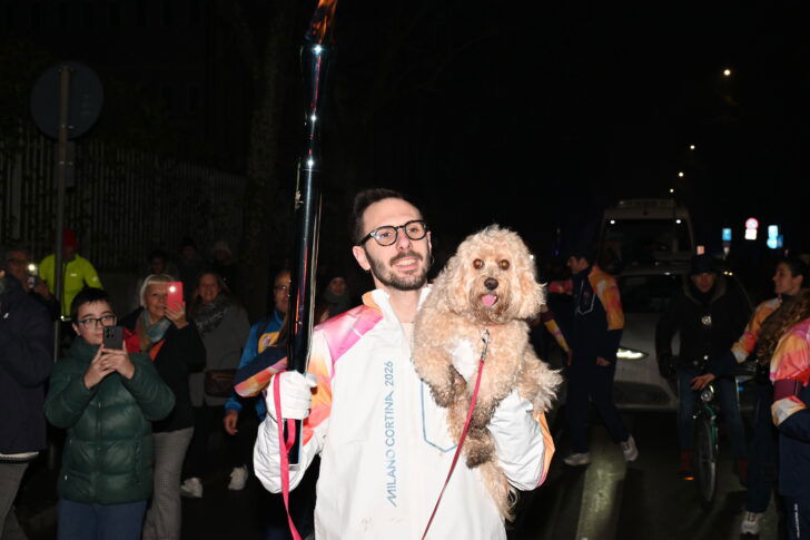 Il primo cane tedoforo della storia: a Piacenza Chico e il suo padrone Francesco portano la Fiamma Olimpica