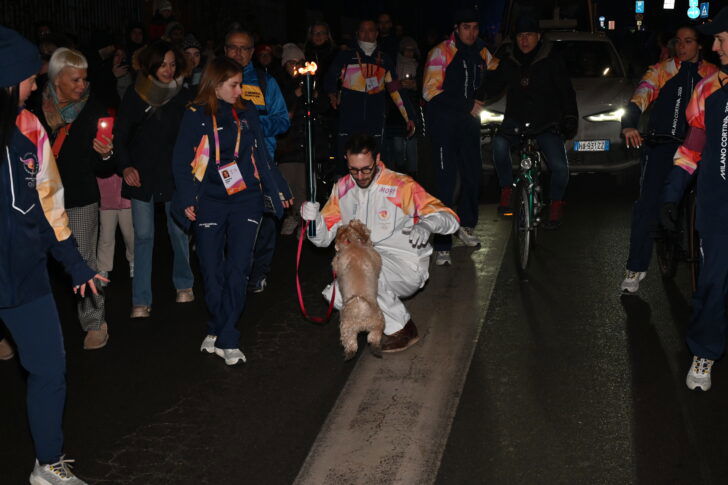 Il primo cane tedoforo della storia: a Piacenza Chico e il suo padrone Francesco portano la Fiamma Olimpica