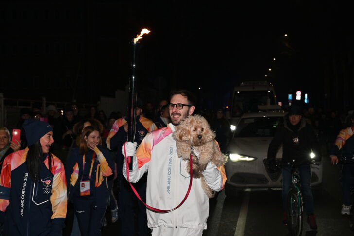 Il primo cane tedoforo della storia: a Piacenza Chico e il suo padrone Francesco portano la Fiamma Olimpica