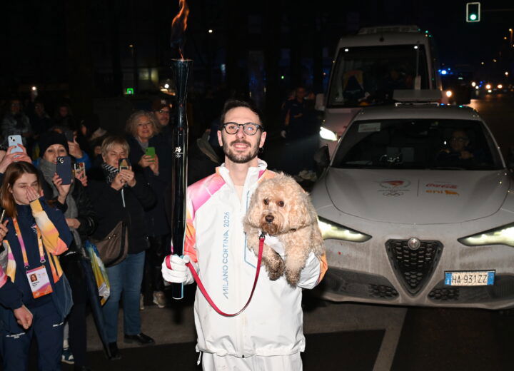 Il primo cane tedoforo della storia: a Piacenza Chico e il suo padrone Francesco portano la Fiamma Olimpica