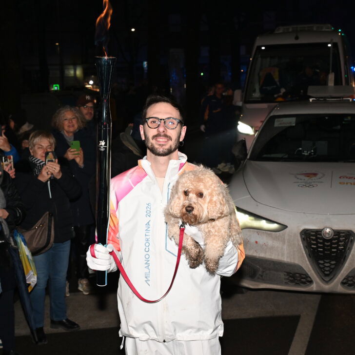 Il primo cane tedoforo della storia: a Piacenza Chico e il suo padrone Francesco portano la Fiamma Olimpica