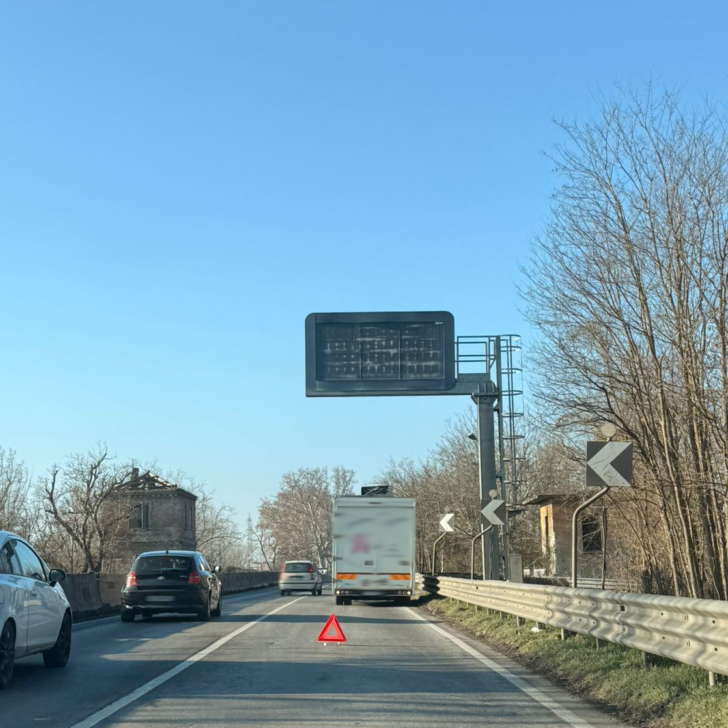 Code verso Alessandria sul ponte Bormida per furgone in panne