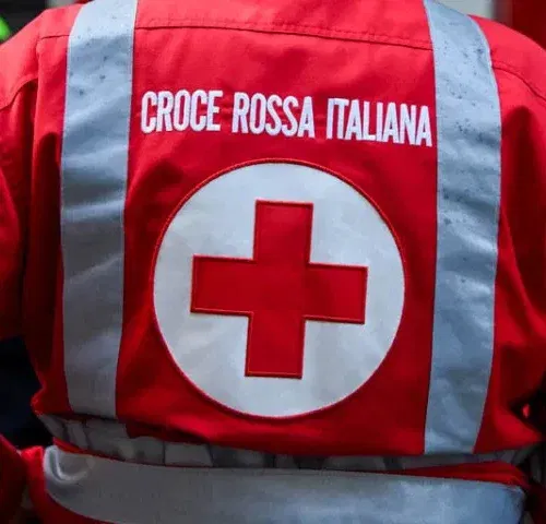 Si spacciano per volontari della Croce Rossa ma l’anziano si insospettisce e li fa fuggire