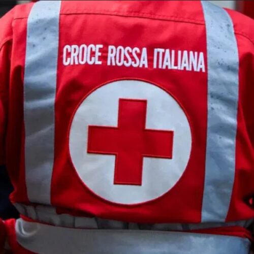 Si spacciano per volontari della Croce Rossa ma l’anziano si insospettisce e li fa fuggire