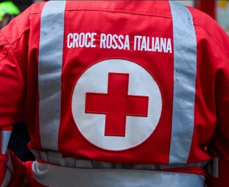 Si spacciano per volontari della Croce Rossa ma l’anziano si insospettisce e li fa fuggire