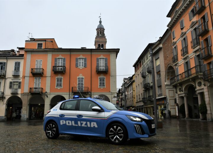 Pranzi e cene senza mai pagare: donna individuata dalla Polizia. Allontanata da Alessandria e Casale