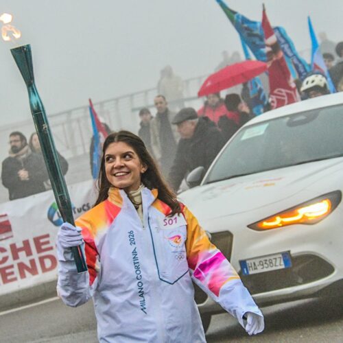 La fiaccola olimpica nella nebbia: il viaggio della fiamma ad Alessandria (FOTO e VIDEO)