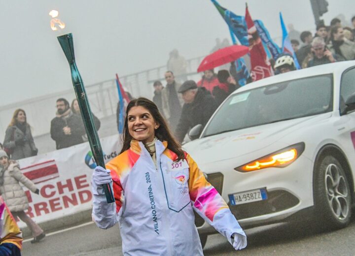 La fiaccola olimpica nella nebbia: il viaggio della fiamma ad Alessandria (FOTO e VIDEO)