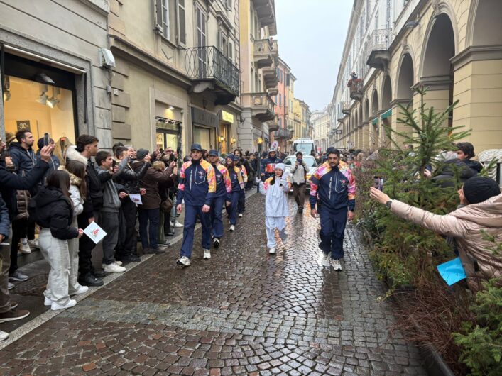 Tanti sorrisi a Tortona per la Fiamma Olimpica: entusiasmo, scuole e comunità in festa