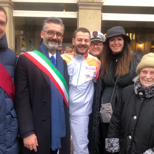 Tanti sorrisi a Tortona per la Fiamma Olimpica: entusiasmo, scuole e comunità in festa