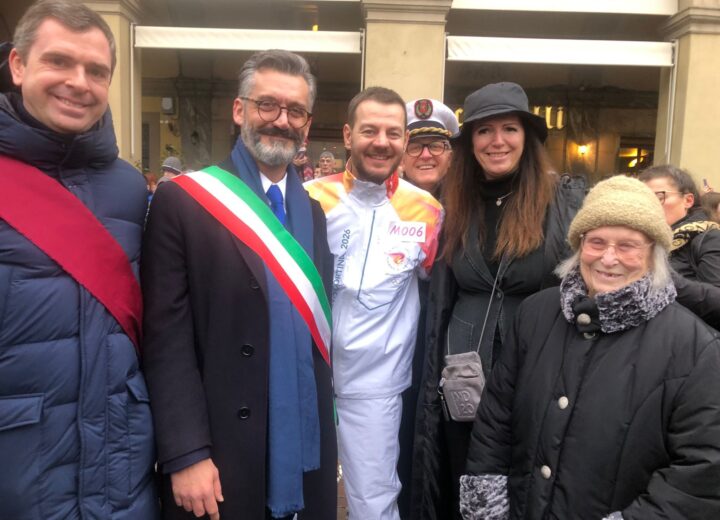 Tanti sorrisi a Tortona per la Fiamma Olimpica: entusiasmo, scuole e comunità in festa