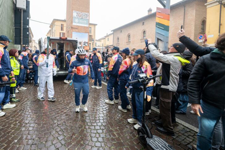 Tanti sorrisi a Tortona per la Fiamma Olimpica: entusiasmo, scuole e comunità in festa
