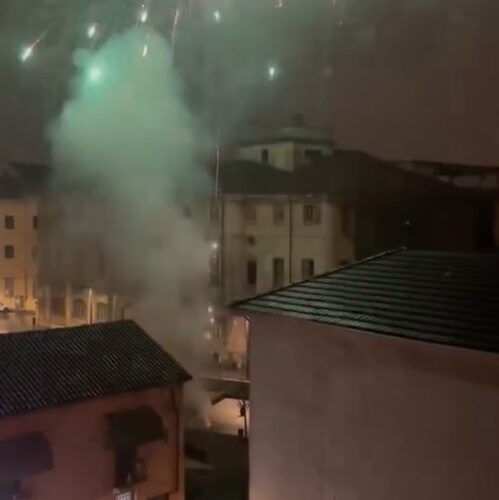 Fuochi d’artificio vicino alle case in piazza S. Maria di Castello ad Alessandria: la segnalazione di un lettore