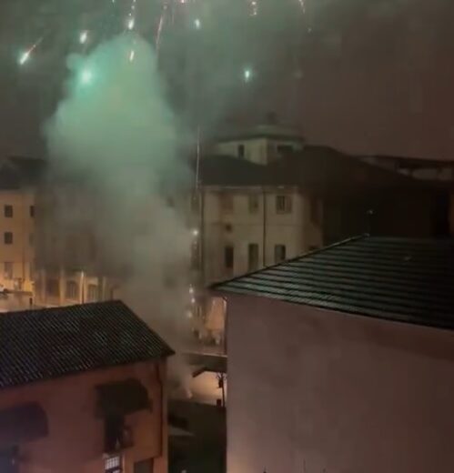 Fuochi d’artificio vicino alle case in piazza S. Maria di Castello ad Alessandria: la segnalazione di un lettore