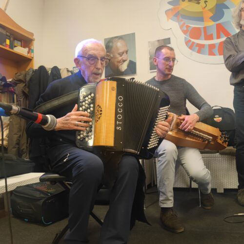 95 anni tra aneddoti, ironia e virtuosismi in musica: Gianni Coscia incanta Alessandria