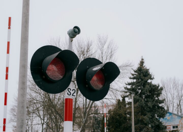Guasto al passaggio a livello di Cantalupo. Nel primo pomeriggio “marcia a vista” per i treni
