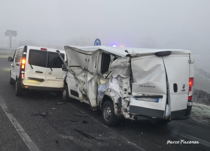 Incidente tra più mezzi alla rotonda di Alessandria Ovest: traffico congestionato