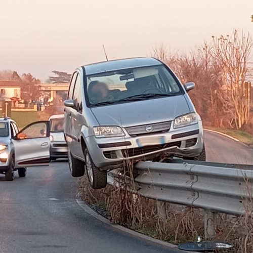 Cantalupo: finisce con l’auto in equilibrio sul guard-rail