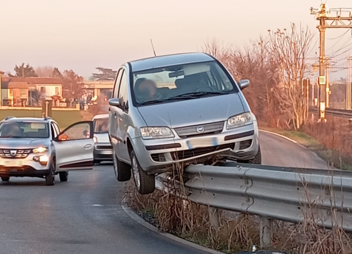 Cantalupo: finisce con l’auto in equilibrio sul guard-rail