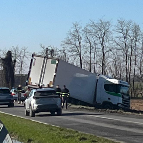 Tir fuori strada sulla provinciale per Oviglio