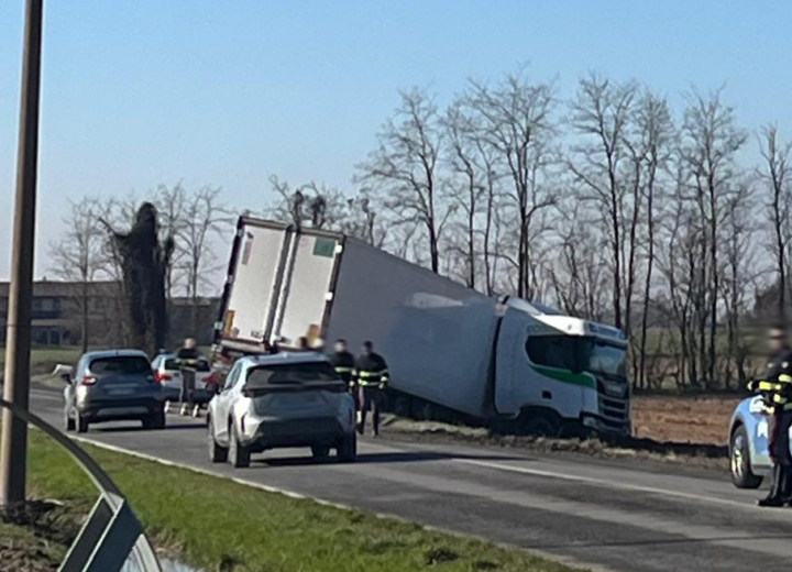 Tir fuori strada sulla provinciale per Oviglio
