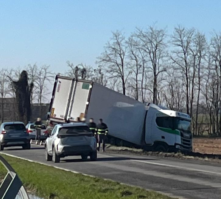 Tir fuori strada sulla provinciale per Oviglio